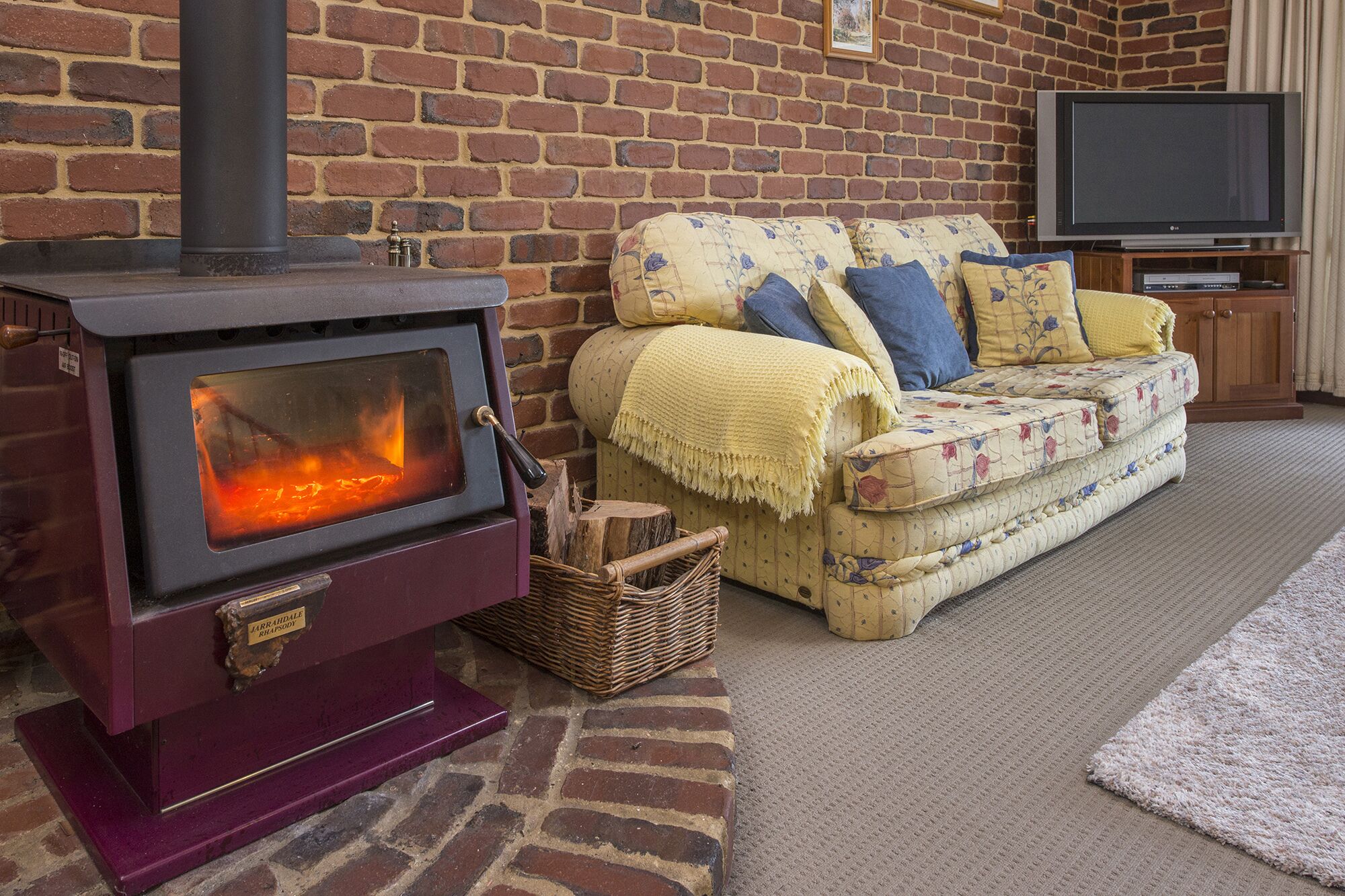 Jazz’s Leafy Retreat: Warm and welcoming family home. Walk to beach and town! — image 4