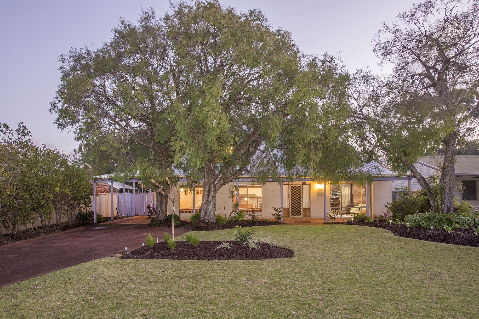 Jazz’s Leafy Retreat: Warm and welcoming family home. Walk to beach and town! — image 21