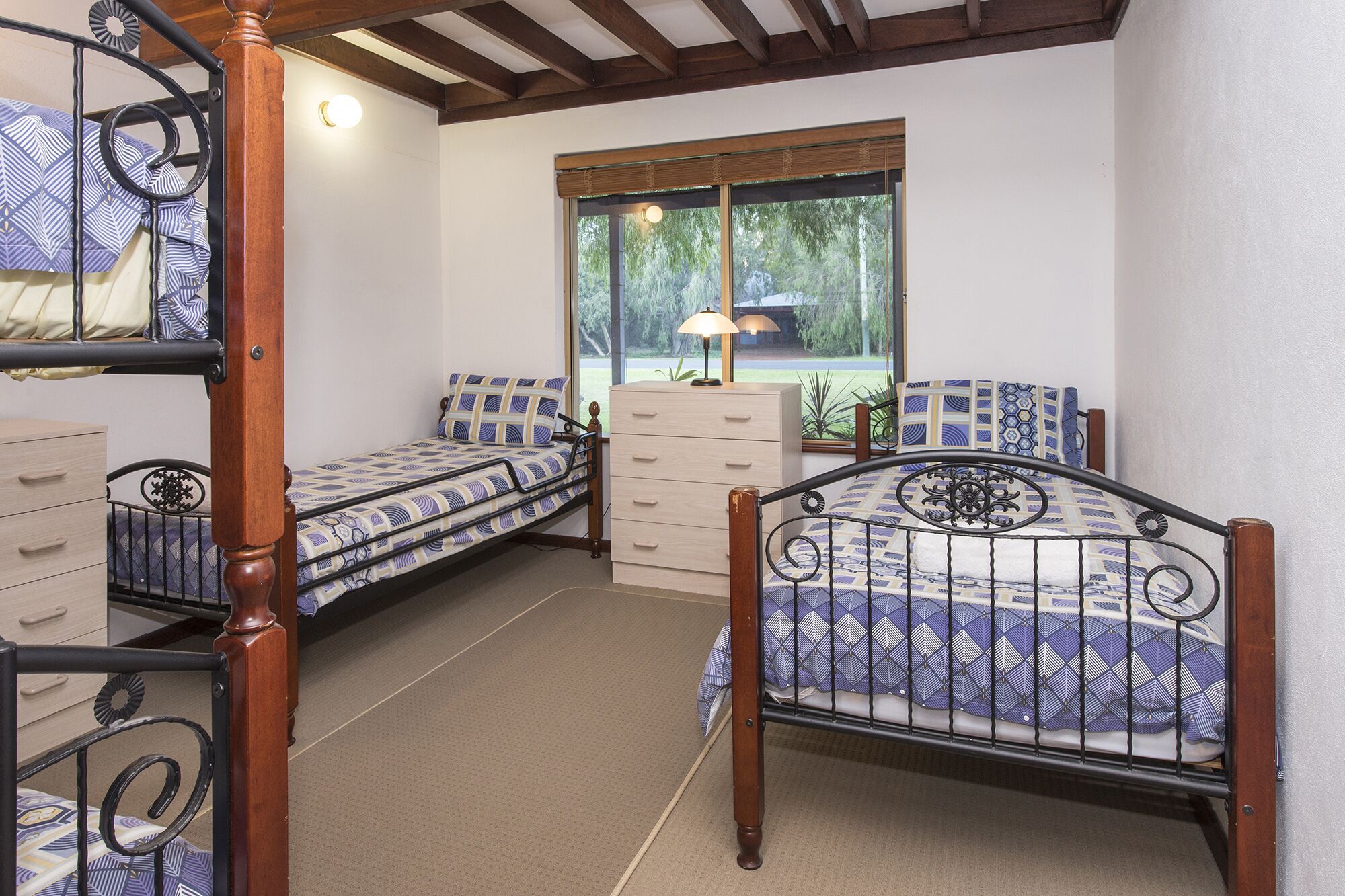 Jazz’s Leafy Retreat: Warm and welcoming family home. Walk to beach and town! — image 13