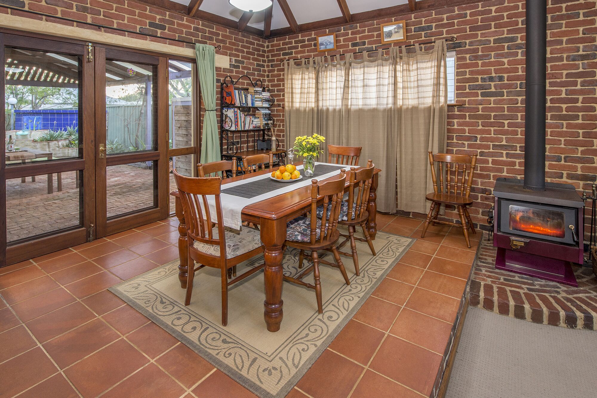 Jazz’s Leafy Retreat: Warm and welcoming family home. Walk to beach and town! — image 6