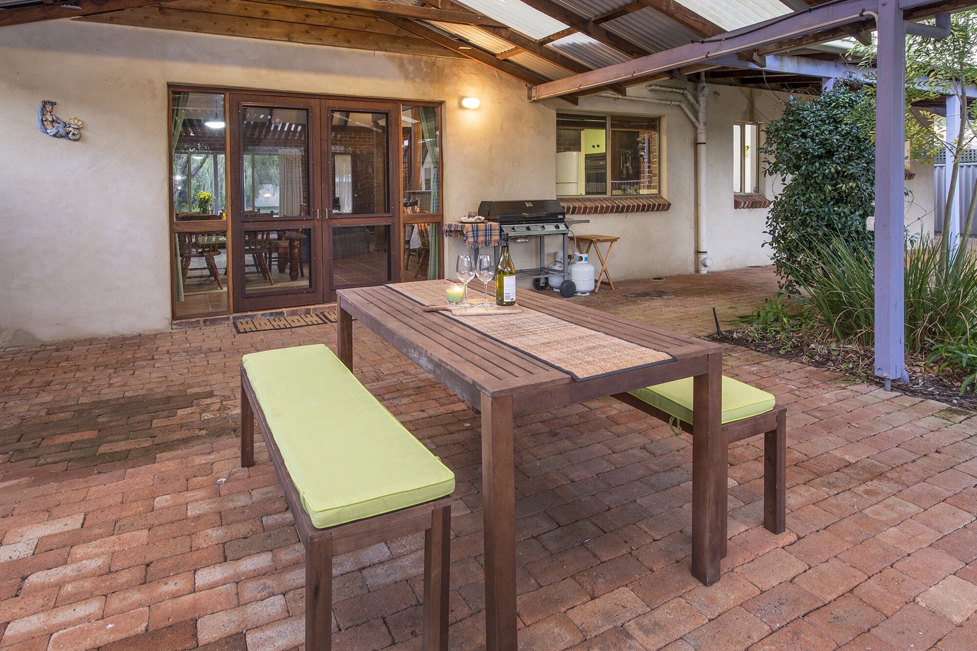 Jazz’s Leafy Retreat: Warm and welcoming family home. Walk to beach and town! — image 7