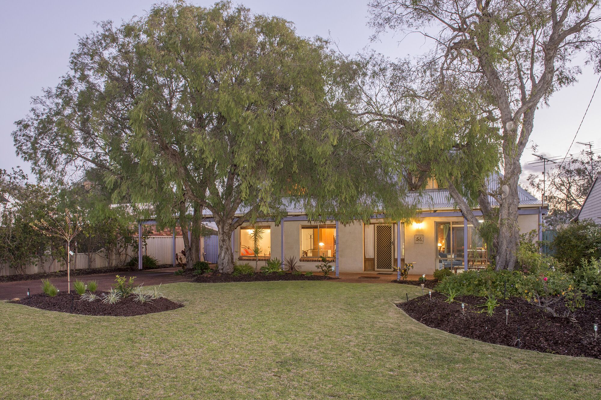 Jazz’s Leafy Retreat: Warm and welcoming family home. Walk to beach and town! — image 19