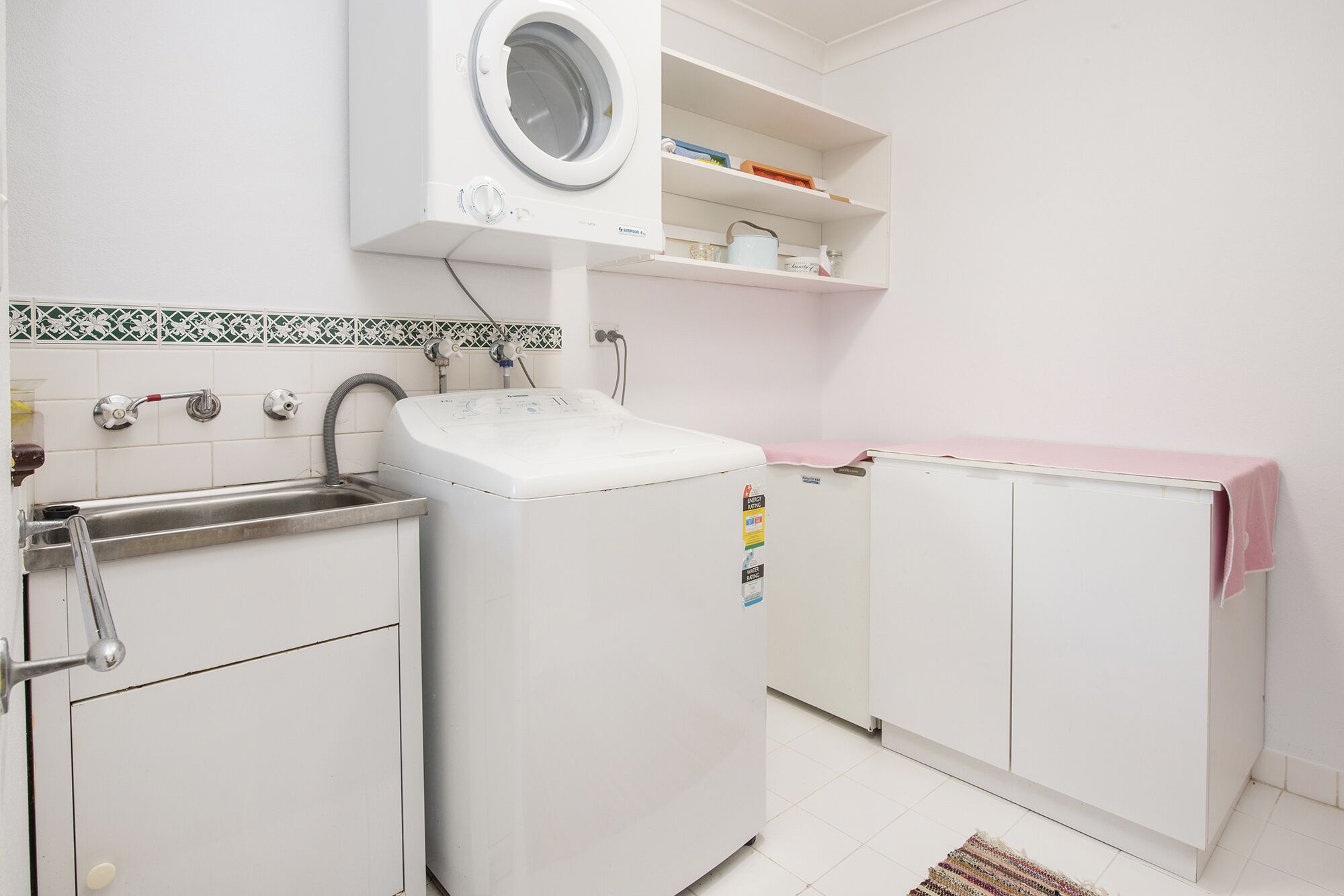 Jazz’s Leafy Retreat: Warm and welcoming family home. Walk to beach and town! — image 18