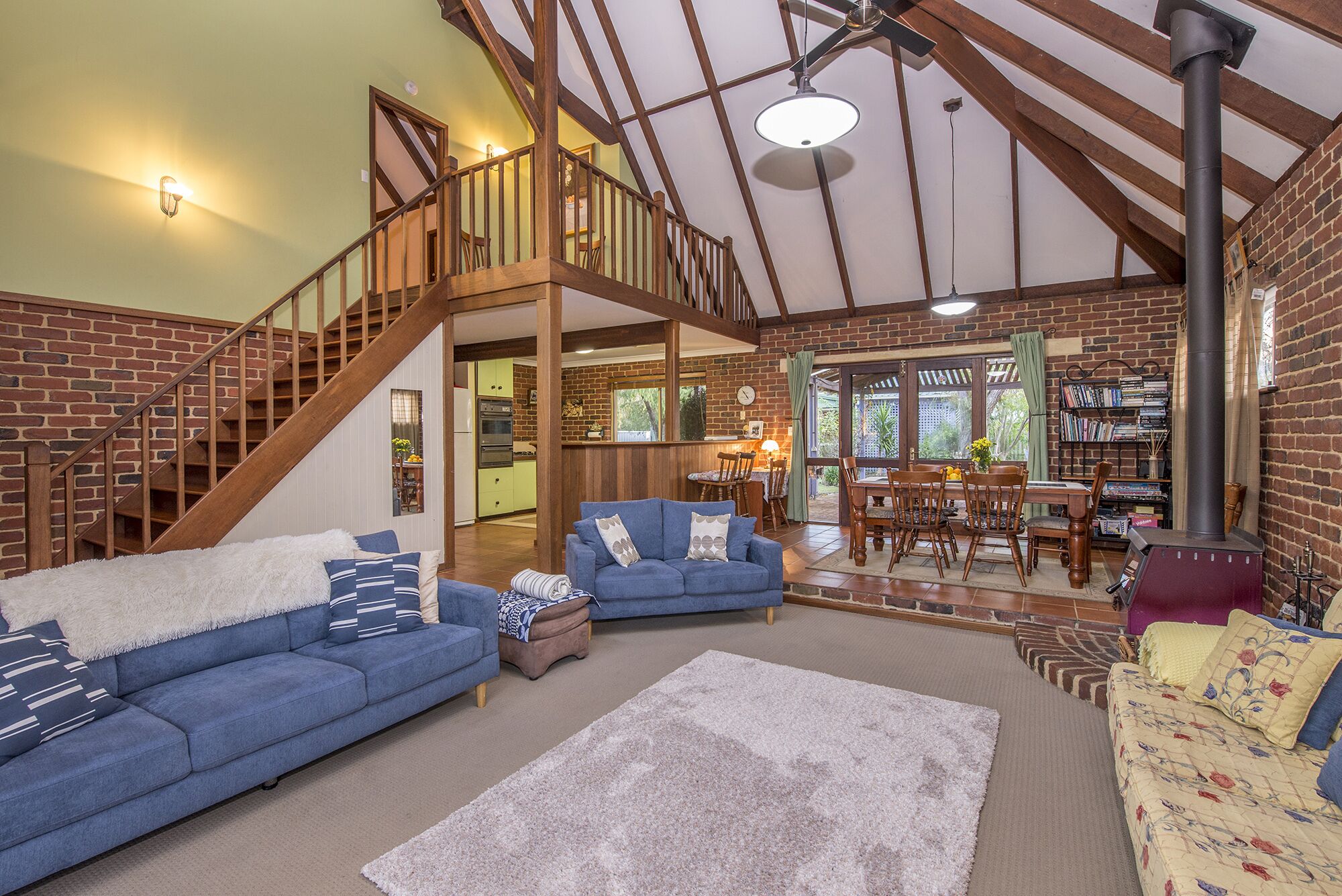 Warm and welcoming family home. Walk to beach and town centre!