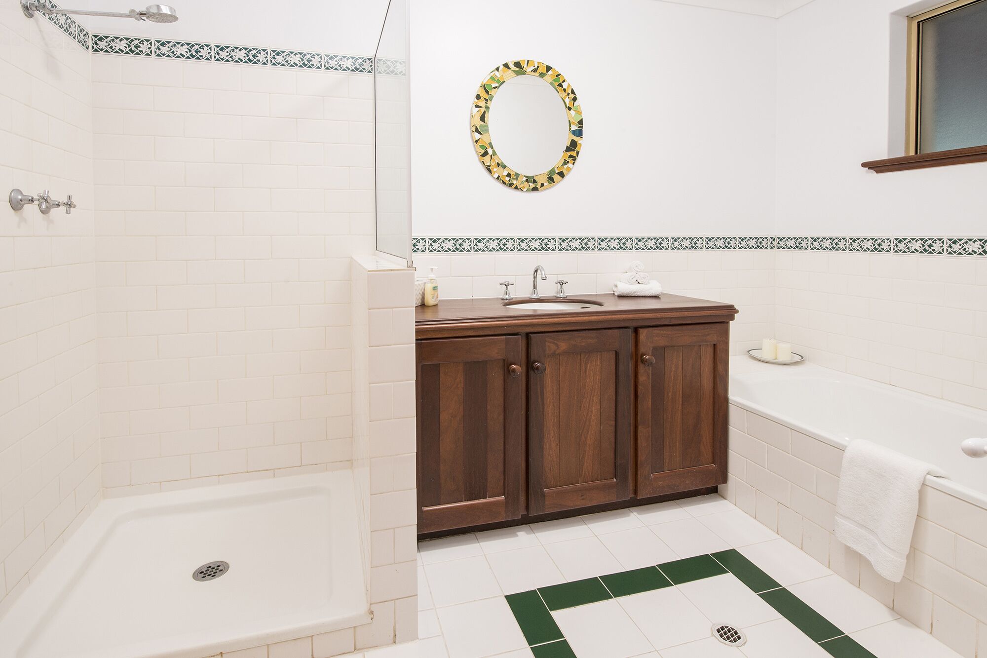 Jazz’s Leafy Retreat: Warm and welcoming family home. Walk to beach and town! — image 15