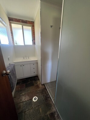Duschwanne, Toilettenpapier
