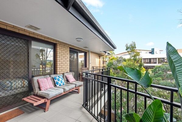 Terrace/patio - Spacious & Comfy 2 Bed /2 Bath /2 Car Apartment in Auchenflower (Auchenflower)