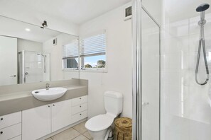 Bathtub, hair dryer - Classy Clifford, Barwon Heads (Barwon Heads)