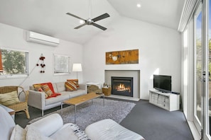 TV, fireplace - Classy Clifford, Barwon Heads (Barwon Heads)