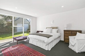 3 bedrooms, iron/ironing board, WiFi - Classy Clifford, Barwon Heads (Barwon Heads)