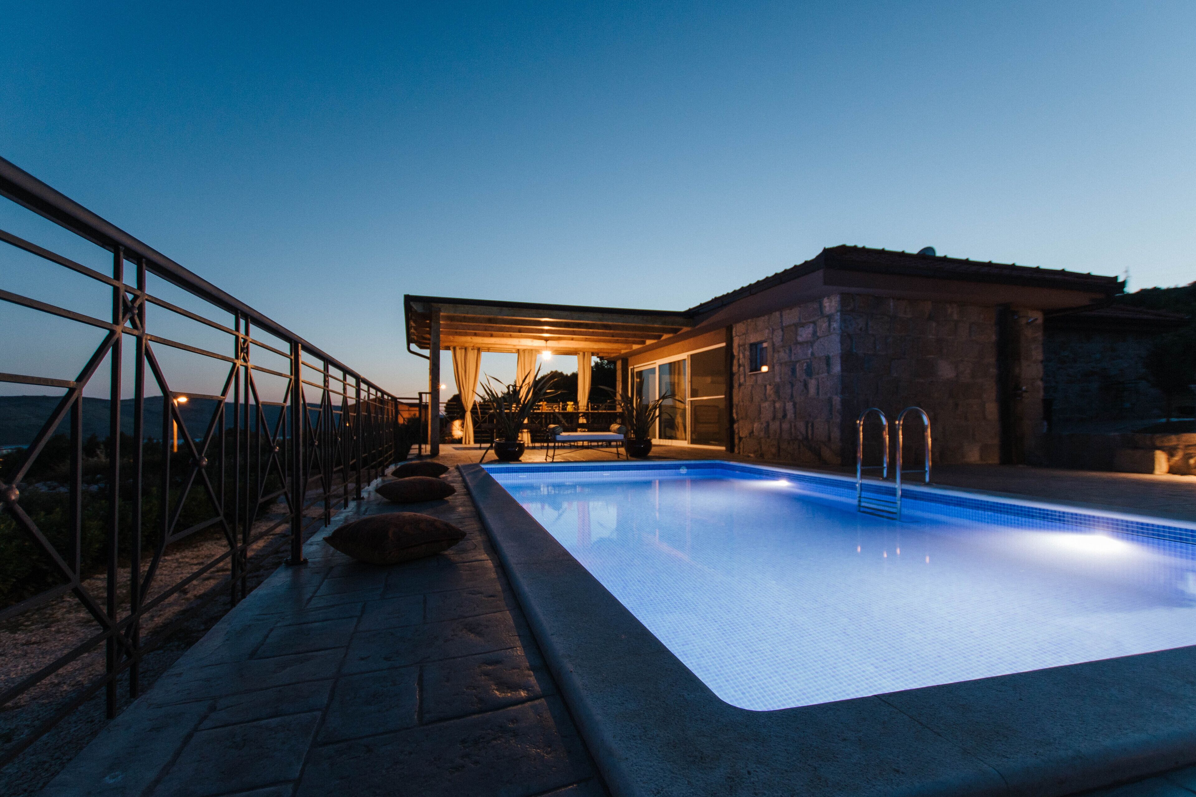 Alberca al aire libre y alberca climatizada