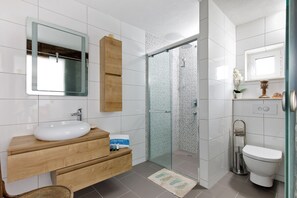 Douche, séchoir à cheveux, serviettes fournies, savon