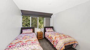 3 habitaciones, tabla de planchar con plancha, internet y ropa de cama 