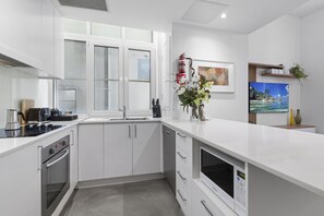 Mikroaaltouuni, liesi, astianpesukone