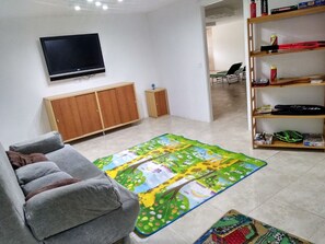 Tv, eldstad, ett bordtennisbord och en stereo