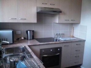 ثلاجة، ميكروويف، فرن، موقد طهي مسطح