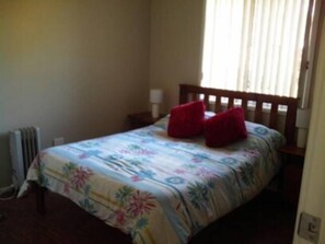 2 bedrooms, iron/ironing board, bed sheets - Grey Pebbles.......... (Nowra)