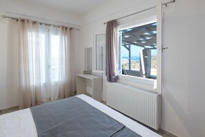 2 bedrooms, in-room safe, desk, iron/ironing board