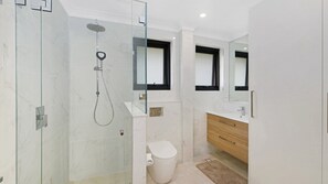 Shower - Sandy Cheeks - Sunny Beachfront Location (AVOCA BEACH)