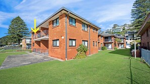 Exterior - Sandy Cheeks - Sunny Beachfront Location (AVOCA BEACH)