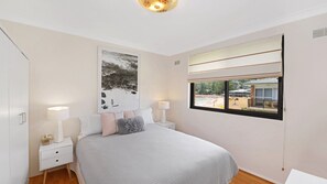 2 bedrooms, iron/ironing board, Internet, bed sheets - Sandy Cheeks - Sunny Beachfront Location (AVOCA BEACH)