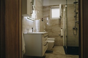 Bruser, hårtørrer, bidet, håndklæder