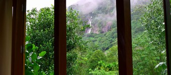 Holzhaus mitten in der Natur