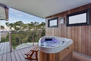 Outdoor spa tub - Serenity Studio at Ravensbourne Escape (Ravensbourne)