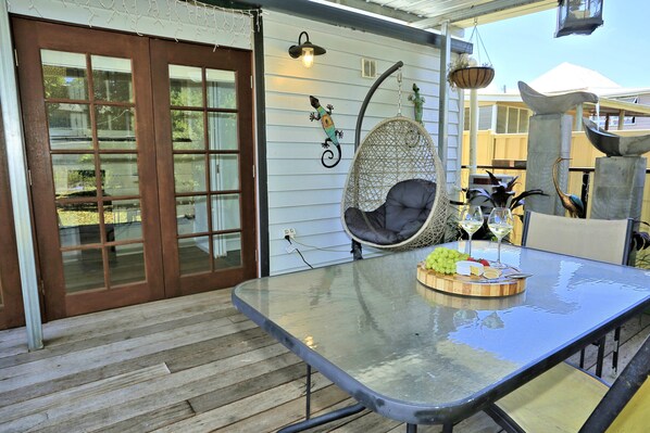 Outdoor dining - Rest relax in elegant surroundings very close to town with FREE Wifi and Netflix (Bundaberg West)