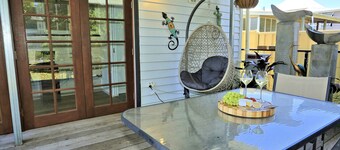 Rest relax in elegant surroundings very close to town with FREE Wifi and Netflix