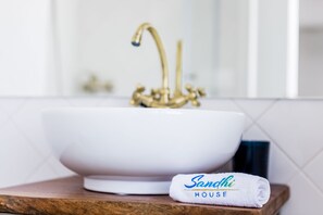 Douche, sèche-cheveux, serviettes fournies