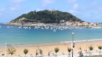 Aan het strand, ligstoelen aan het strand, strandlakens