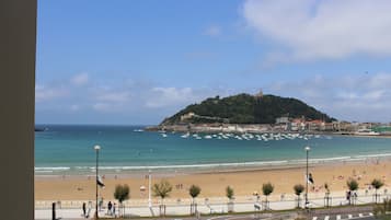 Ubicación a pie de playa, tumbonas y toallas de playa
