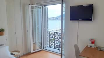 Een strijkplank/strijkijzer, reisbedje, gratis wifi, beddengoed