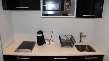 Een koelkast, een magnetron, een kookplaat