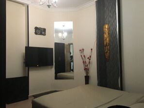 1 habitación, tabla de planchar con plancha, internet y ropa de cama