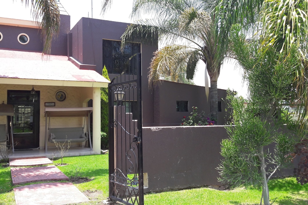 HERMOSA CASA DE CAMPO EN FRACCIONAMIENTO LA NORIA DE TRES REYES AMPLIA