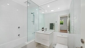 Combined shower/bathtub, towels - Day Dreamer - At The Copa (Copacabana)