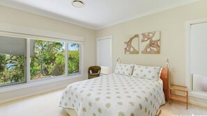 4 bedrooms, iron/ironing board, Internet, bed sheets - Quails Crossing - Pool With a View (AVOCA BEACH)