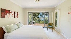 4 bedrooms, iron/ironing board, Internet, bed sheets