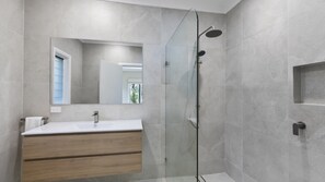 Bathtub, towels - Quails Crossing - Pool With a View (AVOCA BEACH)