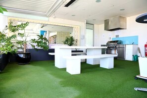 Outdoor dining - Adelaide City, Panoramic views. (Adelaide)