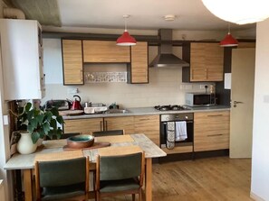 Fridge, microwave, oven, stovetop - Bright Apartment With Terrace Near Kentish Town (London)