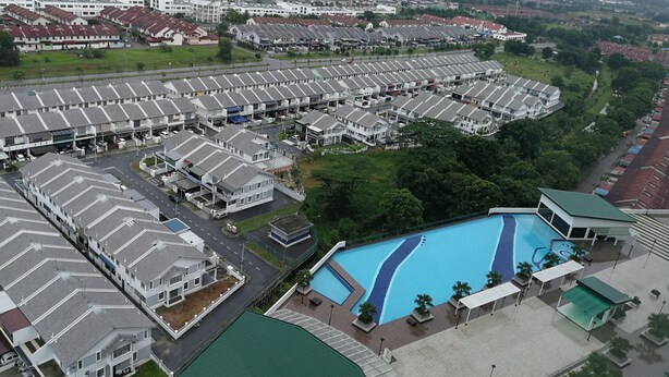Un quartier résidentiel composé de plusieurs rangées de maisons, d’une piscine et d’un parc verdoyant.