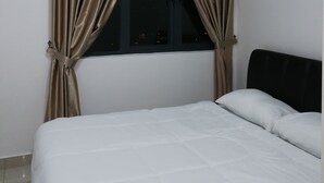Une chambre à coucher avec un lit, une fenêtre avec des rideaux, un ventilateur de plafond et une vue sur l’extérieur la nuit.