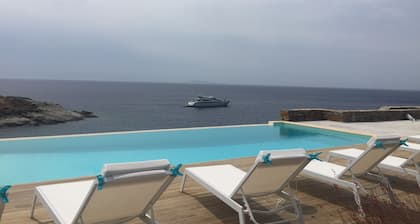 Dos villas frente al mar con piscina infinita
