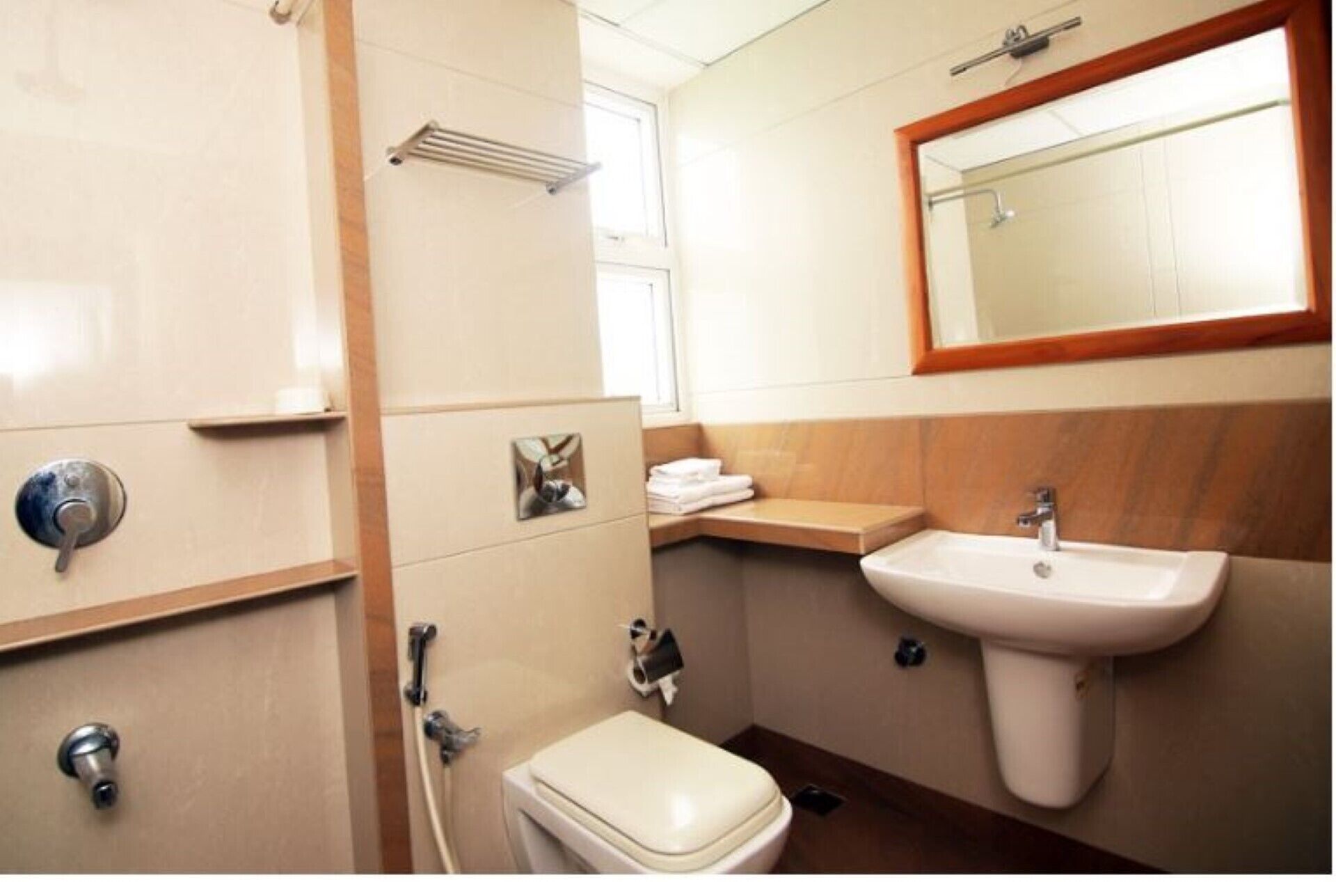 204 DOUBLE ROOM WITH SINGLE COTS