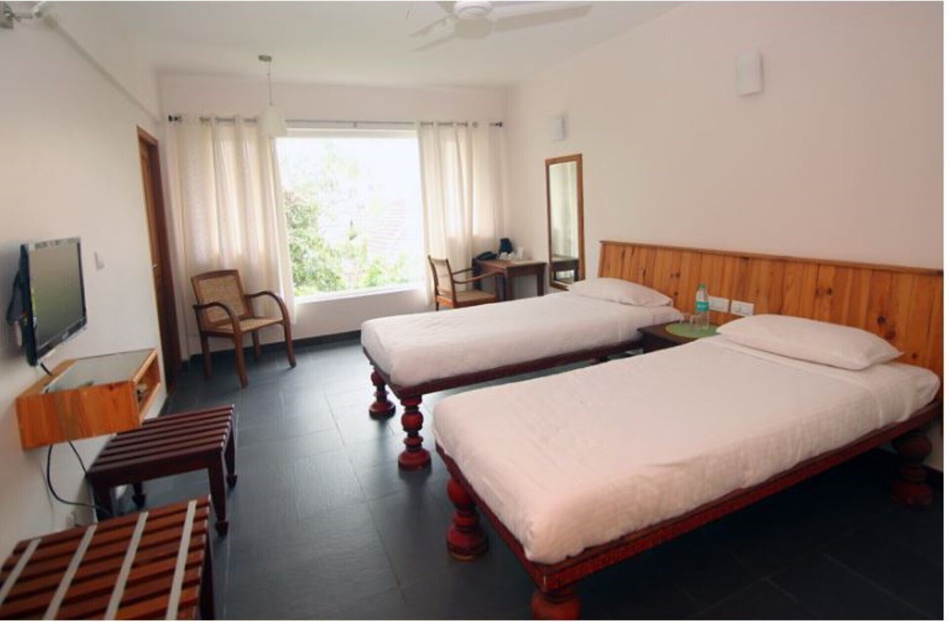 204 DOUBLE ROOM WITH SINGLE COTS