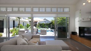 Smart TV, Netflix, DVD player, books