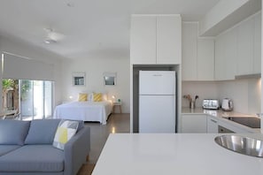 5 bedrooms, free WiFi, bed sheets - White Sands Beach House (Marcoola)